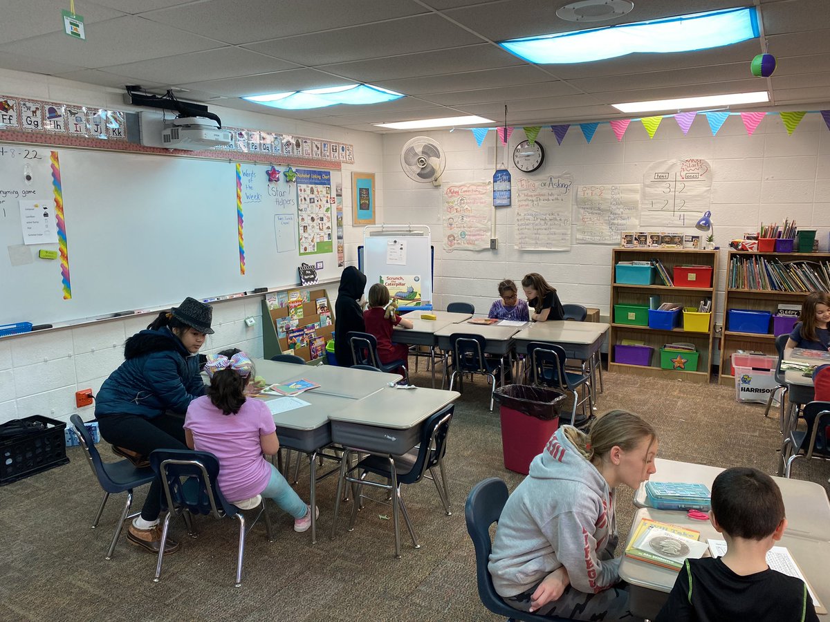 MrsHarrison1st's tweet photo. Reading with our 5th grade buddies!! @MrsHarrison1st @VV_Voyagers @amandacohn9 #fifthgradersrock https://t.co/KpUJ7uagw6
