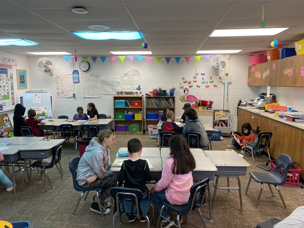 MrsHarrison1st's tweet photo. Reading with our 5th grade buddies!! @MrsHarrison1st @VV_Voyagers @amandacohn9 #fifthgradersrock https://t.co/KpUJ7uagw6