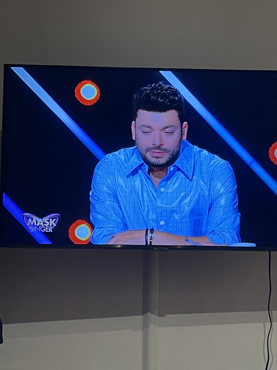 PheniceB's tweet photo. @kevadamsss ma grand mère voudrait récupérer sa nappe en plastique stp 
#MaskSinger https://t.co/RFAIii4Q0M