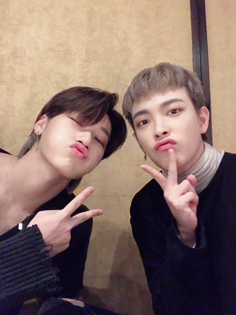 LIGHTEEZ_wl's tweet photo. Cuando escuchamos que #SUHOisBack Lixxie y yo peleamos por quién iría, y al ver que ninguno se rendía decidimos ir los dos y disfrutar de lo que es #SUHOsGreySuit. Aquí los mayores fans andamos para divertirnos.
@itsmesuho
xxxx ♱ #𝐋𝐮𝐜𝐢𝐟𝐞𝐫ォ 🐺 https://t.co/WOJrafCSNr