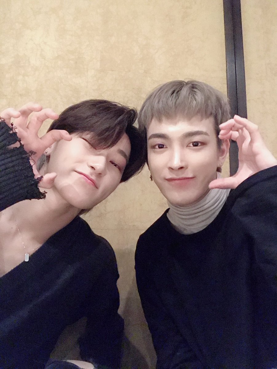LIGHTEEZ_wl's tweet photo. Cuando escuchamos que #SUHOisBack Lixxie y yo peleamos por quién iría, y al ver que ninguno se rendía decidimos ir los dos y disfrutar de lo que es #SUHOsGreySuit. Aquí los mayores fans andamos para divertirnos.
@itsmesuho
xxxx ♱ #𝐋𝐮𝐜𝐢𝐟𝐞𝐫ォ 🐺 https://t.co/WOJrafCSNr