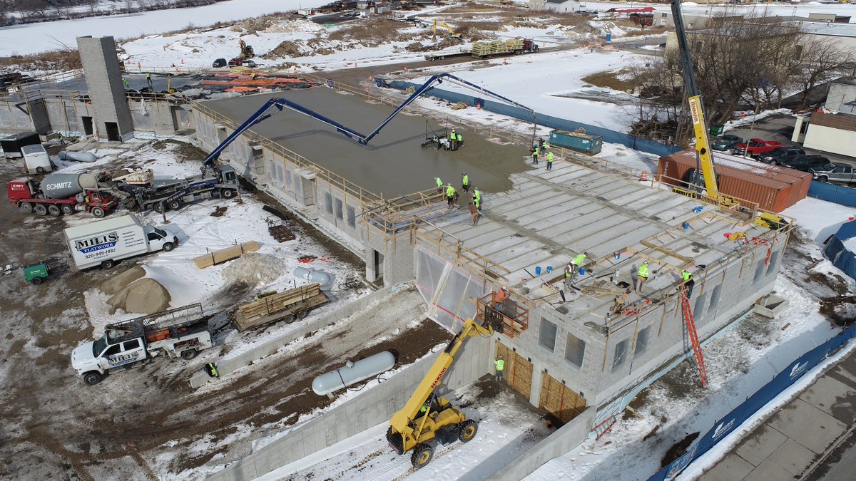 AbacusMke's tweet photo. So much has been going on at #RiverNorthApartments in the @CityofManitowoc!
- poured basement
- 1st-floor steel wall studs
- 2nd-floor framing
- 3rd-floor walls
- 4th-floor deck in progress
- window install started
#RelationalArchitecture #AbacusArchitects #manitowocarchitect https://t.co/Pv5pX3x4yf