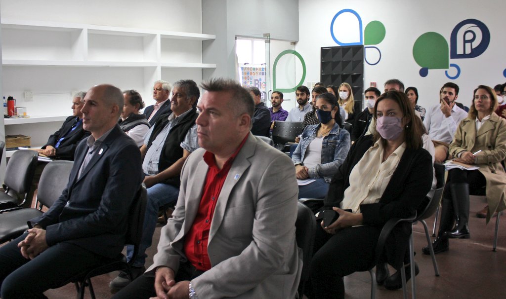 INTIargentina's tweet photo. El sector forestal del NEA solicitó el diseño de líneas de proceso. Empresarios recorrieron laboratorios de fisicoquímica y de cromatografía; y conocieron la oferta tecnológica para sector de alimentos y yerba mate, entre otros.
#INTI65años https://t.co/ZANFKfUpKn