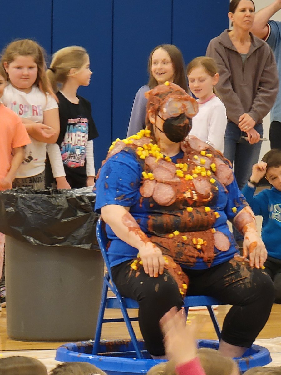 Danielle0523197's tweet photo. Pizza the Principal.  Thanks for being a great sport. Students had a blast @Danielle0523197 @kmespta @KMElem #KoMetStrong https://t.co/OYfUBWDdsw
