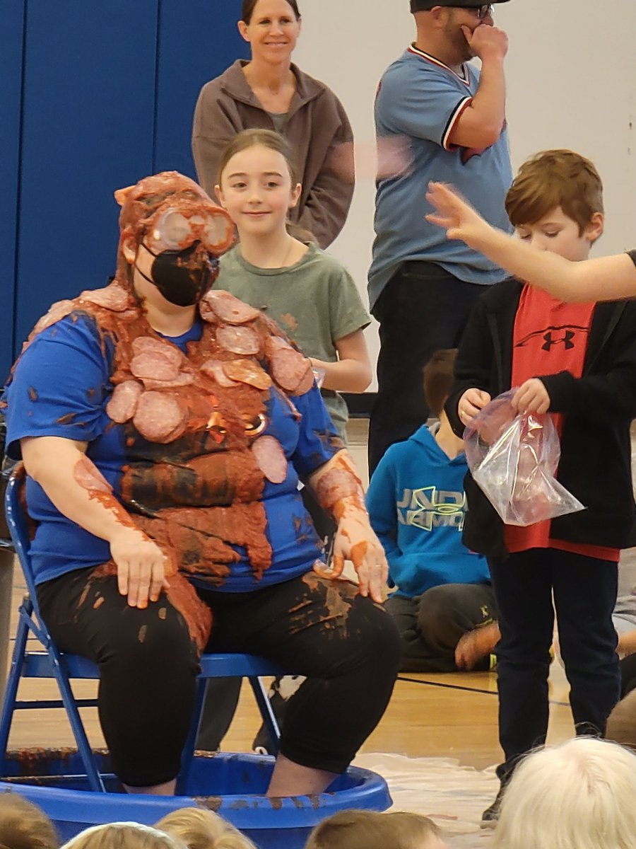 Danielle0523197's tweet photo. Pizza the Principal.  Thanks for being a great sport. Students had a blast @Danielle0523197 @kmespta @KMElem #KoMetStrong https://t.co/OYfUBWDdsw