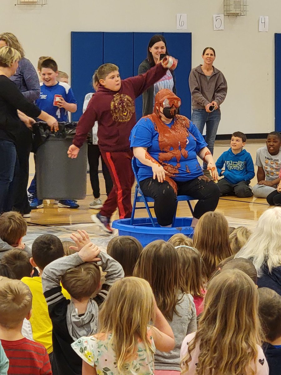 Danielle0523197's tweet photo. Pizza the Principal.  Thanks for being a great sport. Students had a blast @Danielle0523197 @kmespta @KMElem #KoMetStrong https://t.co/OYfUBWDdsw