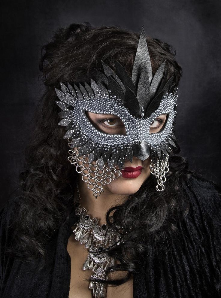 Las mascara oculta sus intenciones, solo dejando ver la sonrisa

#TimeBreakEH