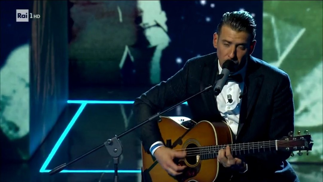 aleferaz's tweet photo. francesco gabbani e massimo ranieri che cantano "napul'è" non ironicamente i brividi sulla pelle 😭🤧

#CiVuoleUnFiore https://t.co/Q3ucS9YGMR