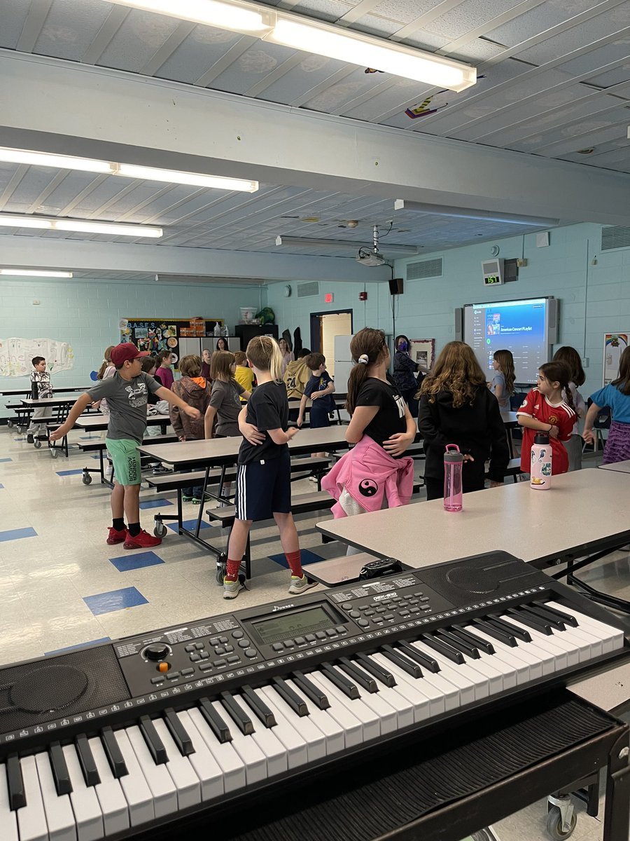 ErikaDentKelly's tweet photo. Dancing and stretching through 4th grade lunch at Jefferson 🎶🎼🎤 https://t.co/cBgVGgN2uc