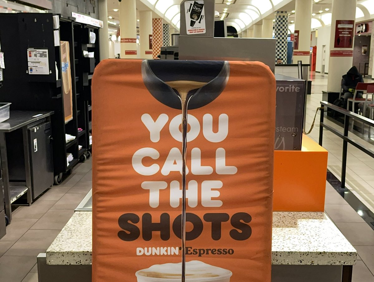 Geoffrey_Wardle's tweet photo. Hey @skinkatonn and @iamwarturtle I at first thought this @dunkindonuts sign was a really cool bike jersey. Would be cool. #bikestuff https://t.co/tdFWhF98Ct