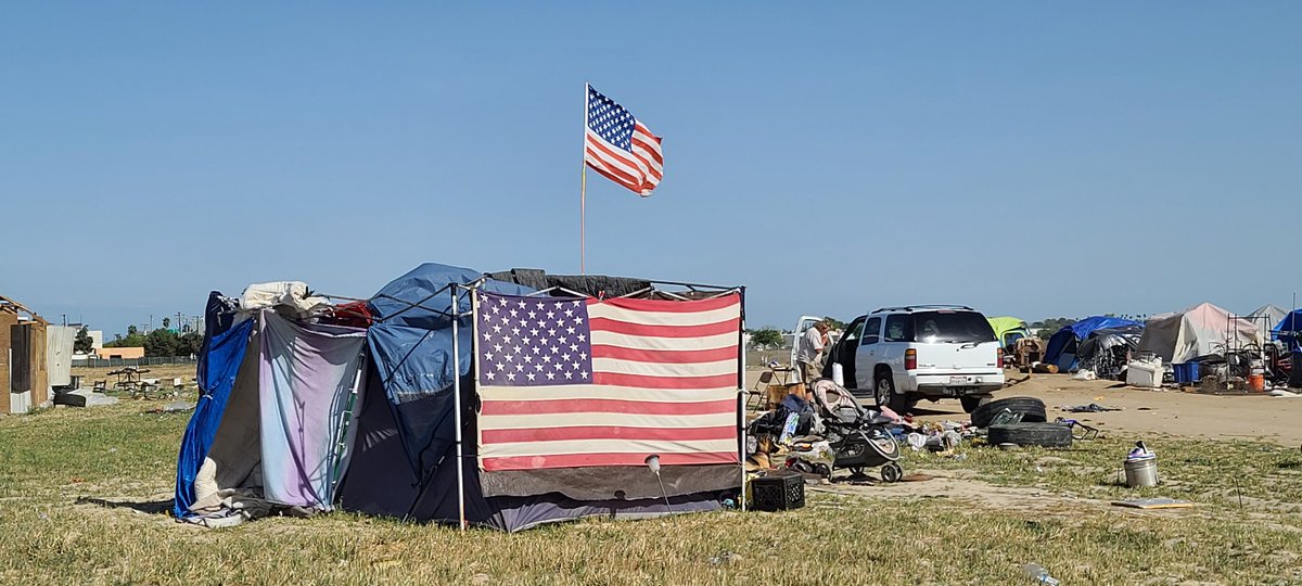 WeInvisible's tweet photo. If America is "Home of the Brave" then why are the "Brave" homeless?
🙏🏽❤🤍💙🙏🏽
#FresnoHomelessUnion #HomelessInFresno #HomelessLivesMatter #HomelessVets #HomeoftheBrave NOT #OneFresno https://t.co/B9XTlVn3mZ