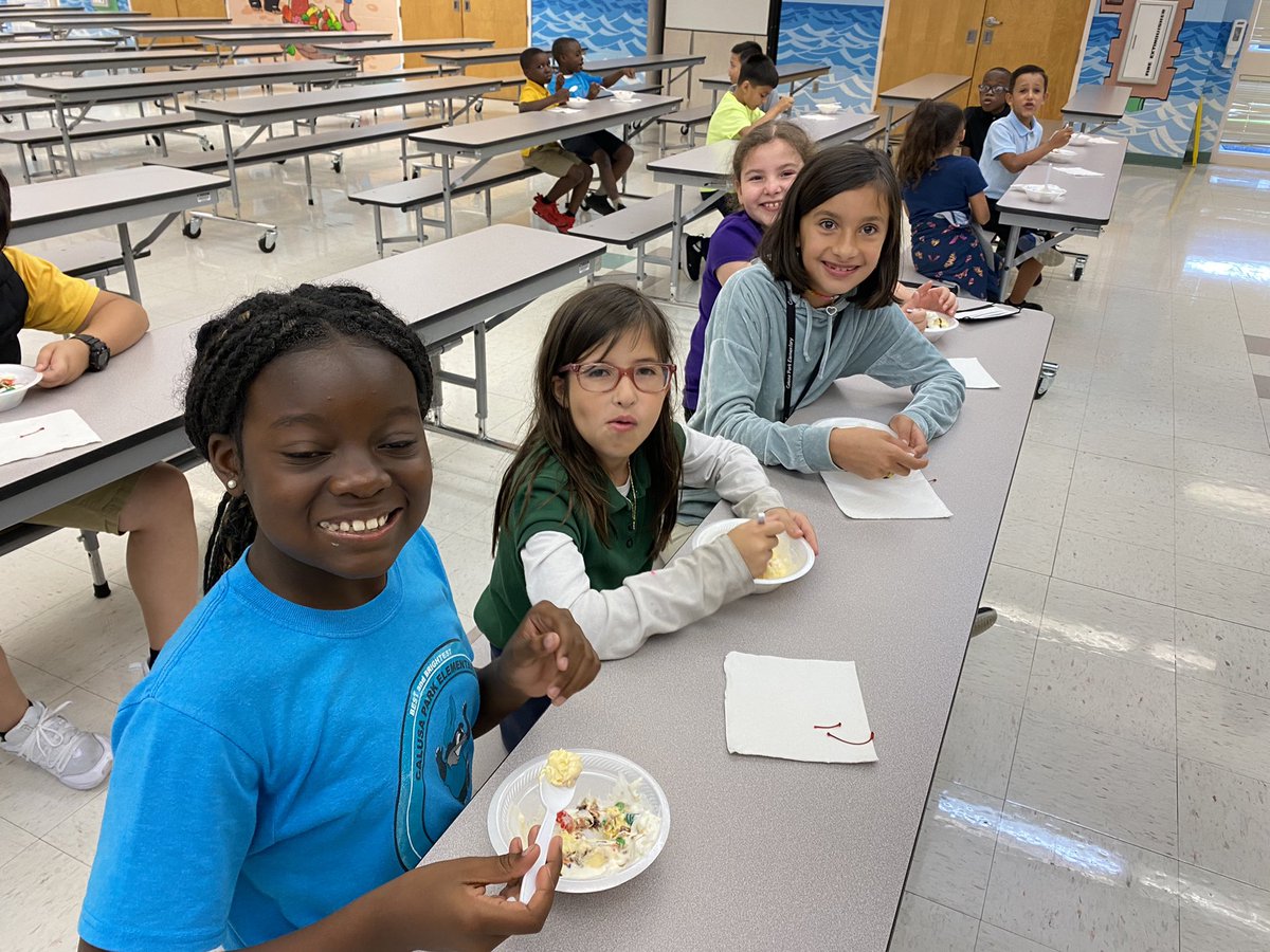 StallingsCPE's tweet photo. March Madness iReady champs deserve an ice cream reward! @blackbearsroar @collierschools https://t.co/VxoDoN6vq9