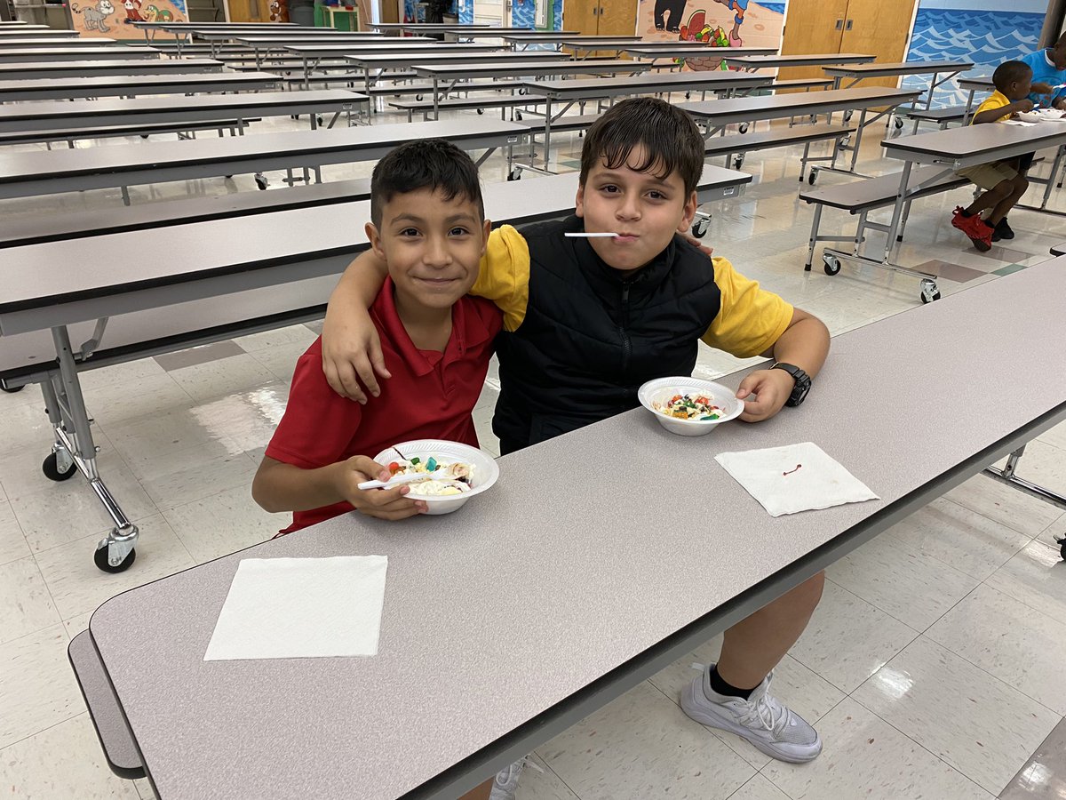 StallingsCPE's tweet photo. March Madness iReady champs deserve an ice cream reward! @blackbearsroar @collierschools https://t.co/VxoDoN6vq9