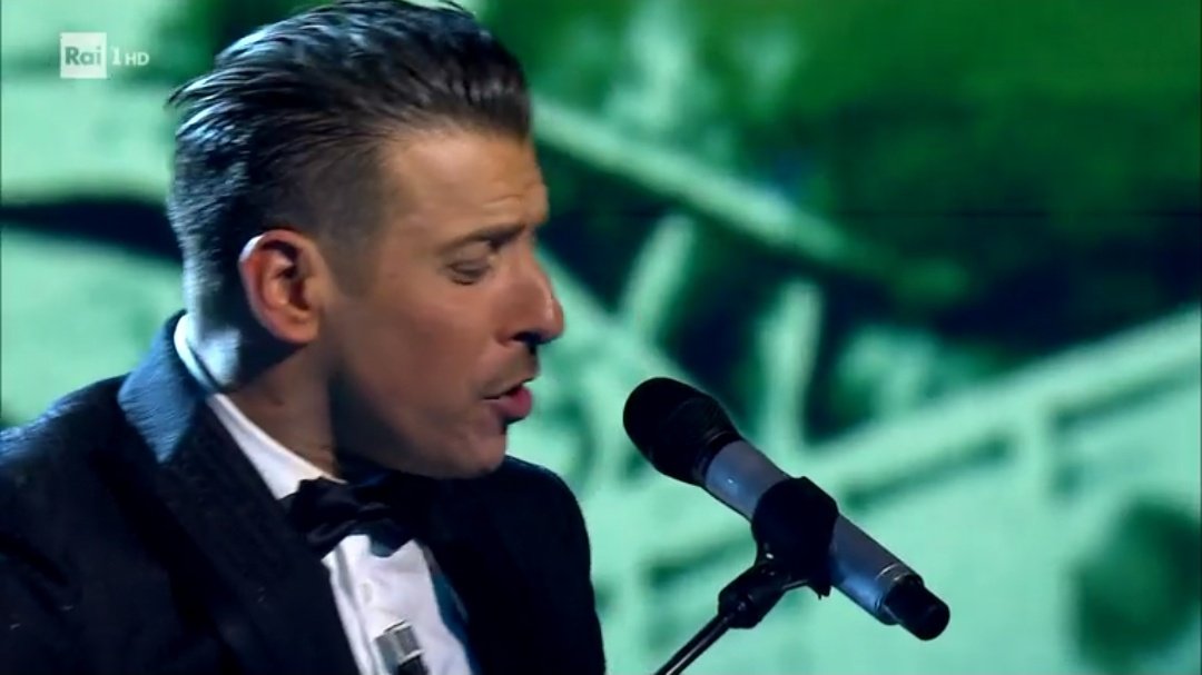aleferaz's tweet photo. francesco gabbani e massimo ranieri che cantano "napul'è" non ironicamente i brividi sulla pelle 😭🤧

#CiVuoleUnFiore https://t.co/Q3ucS9YGMR