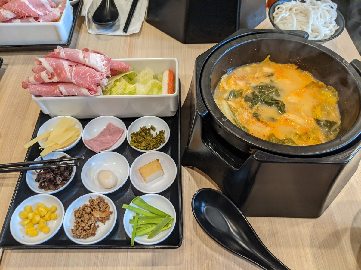 wirthlab's tweet image. Fun group lunch today in @asiatowncle at Dagu Rice Noodle! Planning to study complex fluid properties of bubble tea. #ColloidsRCool