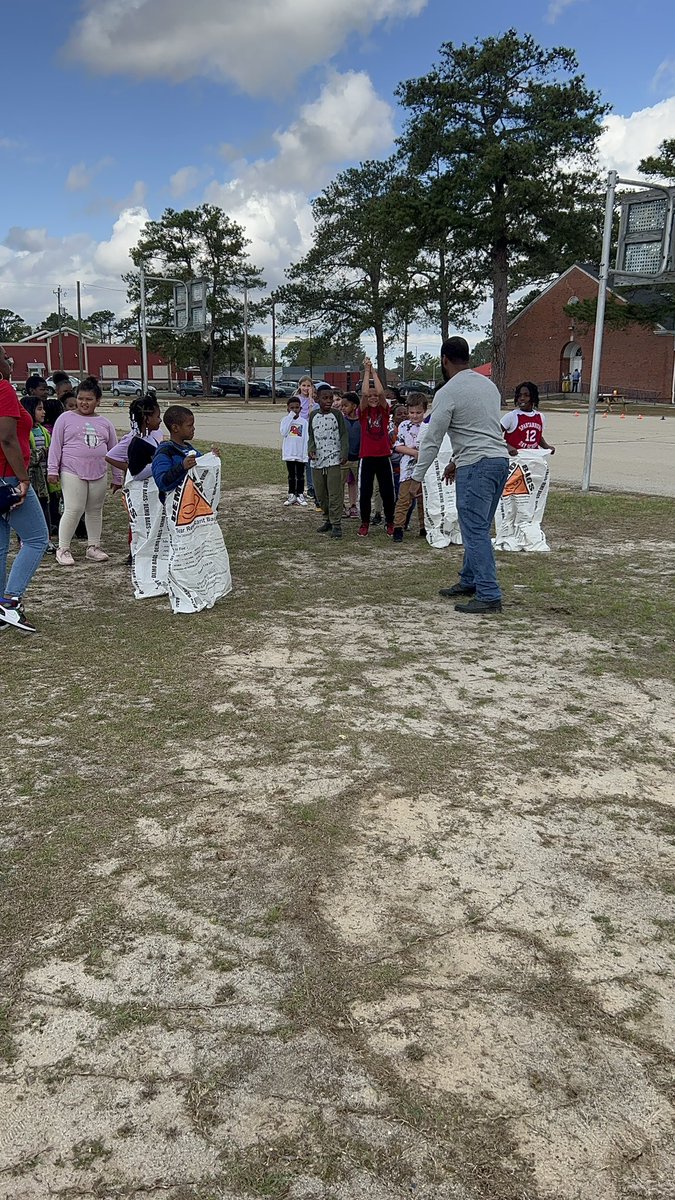 LBESjags's tweet photo. Today we had the pleasure of celebrating Purple Up Day by partnering with @FortBraggACS &amp; @82ndCAB for our Purple Up Obstacle Course! Thank you all for making this a successful day for our students! #sharethegood #ccs #purpleup4militarykids #cumberlandcountyschools #fortbragg https://t.co/QbdWOHEquP