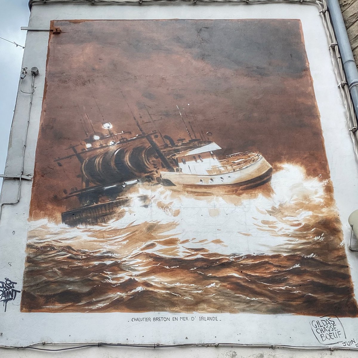 HunterStreetart's tweet photo. [#streetartsaintbrieuc - AOÛT 2021] Artwork « Chalutier breton en mer d’Irlande » by Gildas CHASSEBOEUF, crée dans le cadre du @JustDoPaint1 2019 (#2) et découvert à Saint-Brieuc !
#gildaschasseboeuf #justdopaint #streetart #graffiti #urbanart https://t.co/HfH1xDAwqZ
