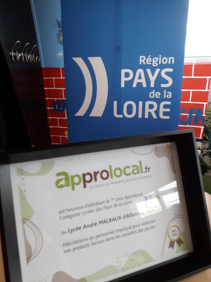 PatMaussion's tweet photo. Remise du prix du challenge #Approlocal au lycée André Malraux d'@Allonnes en 72
Ambition @paysdelaloire :
"Mangeons local dans nos lycées"
100% #régional pour appro en #viande #volaille et #bovine en plus des objectifs de la loi #Egalim
@ChambagriPdL https://t.co/xO05xfksT2