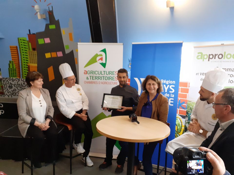 PatMaussion's tweet photo. Remise du prix du challenge #Approlocal au lycée André Malraux d'@Allonnes en 72
Ambition @paysdelaloire :
"Mangeons local dans nos lycées"
100% #régional pour appro en #viande #volaille et #bovine en plus des objectifs de la loi #Egalim
@ChambagriPdL https://t.co/xO05xfksT2