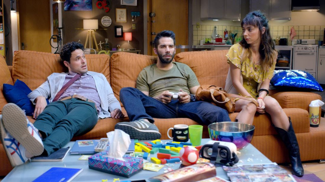 HBOMaxPRLA's tweet photo. ⚡#NINIS la nueva comedia de #HBOMax ya está disponible en la plataforma. La serie relata los golpes de la vida adulta de una manera humorística, a través de un grupo de veinteañeros 👬👫que intenta sobrevivir fuera de la burbuja de los hogares de sus padres. 😎 https://t.co/fgXXxEnoSF