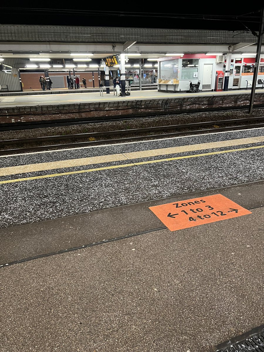odekul's tweet photo. It’s snowing here 🤮 https://t.co/r8qEWqxZSW