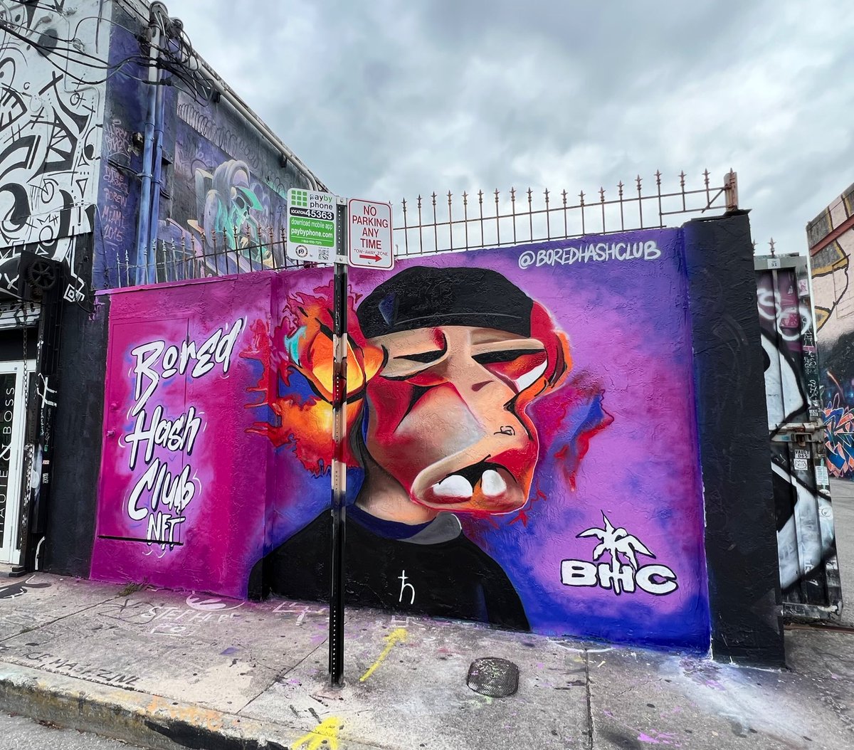 BoredHashClub's tweet photo. We’re in Wynwood, Miami 🌴🐵💚 feel free to go and take pictures on our wall #HBARNFT #HederaNFT #BoredHashClub 

537 NW 24th St, Miami, FL  33127, United States https://t.co/8l8z35QY1G