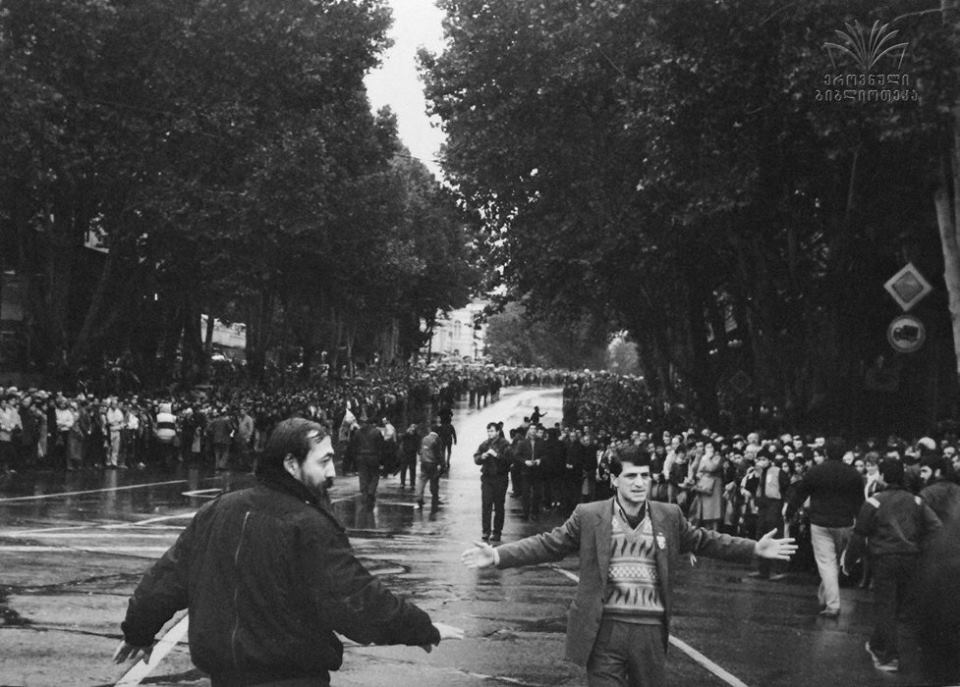 Mar1amtsab's tweet photo. 33 years have passed since 9 April tragedy. At least 20 people were tragically killed as Soviet troops attacked peaceful protesters in the centre of #Tbilisi.
The date has been etched into the minds of locals and is remembered as the day of National Unity. 
#NEVERBACKTOUSSR 🇬🇪 https://t.co/tk2e2lqYR4