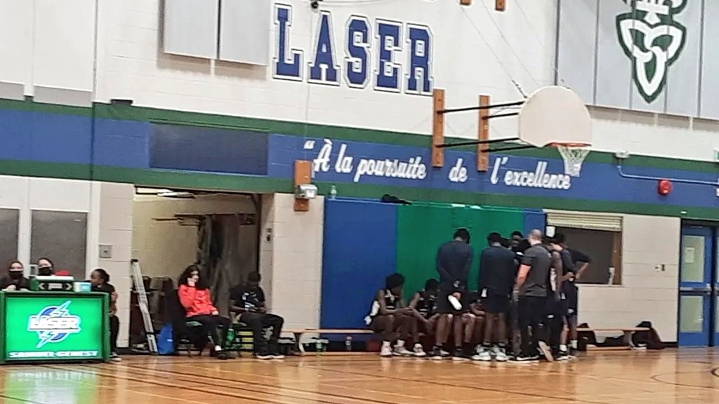 FVennePROF's tweet photo. VENDREDI 8 AVRIL 2022
Premier match de basketball 🏀 avec spectateurs du @CcSamuelGenest #laseretfier @laserccsg #CCSG
VS #vikingsccfo #CCFO @ecolecatholique #onfr https://t.co/kPlrvE8599