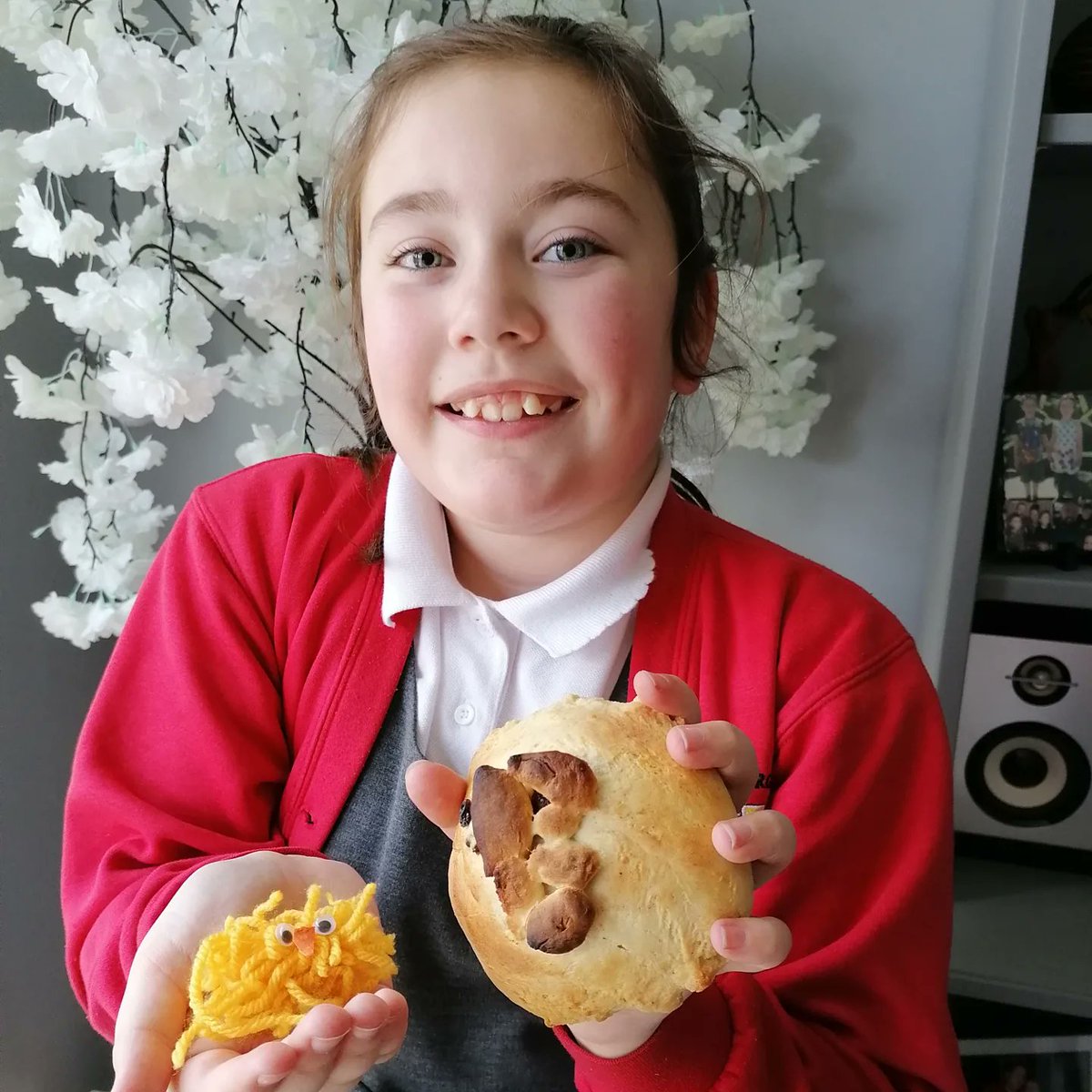 wendymurphymufc's tweet photo. Matching red for myself and Oreo ❤️❤️for our walk❤️❤️ hot x bun and chick making at school and well done certificates equals a good Friday 🐥📜 #friday #whatwedid #themurphys https://t.co/fckwnYHhQe