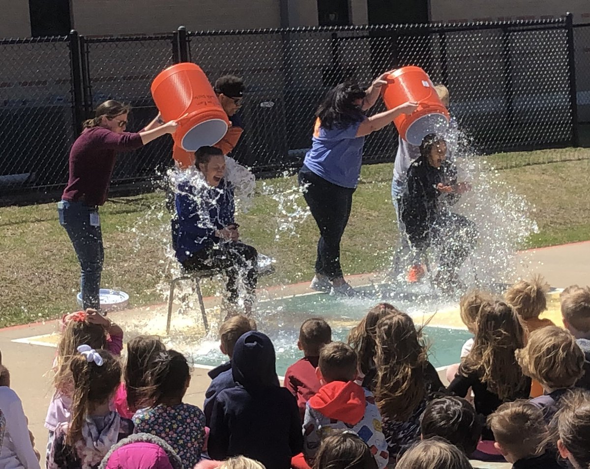 kristiannette's tweet photo. Our students met their fundraising goal, so we gave the kids what they earned— Icy/Hot Bucket Challenge! @GlenOaksES #mckgo #principalschallenge https://t.co/cYHnKzL781