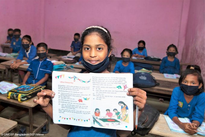 memetactica's tweet photo. A child who reads will be an adult who thinks.

📚With support from 
@CanadaDev
, UNICEF, in collaboration with 
@RoomtoRead
, established mini libraries in 202 primary schools in Cox's Bazar. 🙌

#ForEveryChild, education https://t.co/Nqg1FTARHt