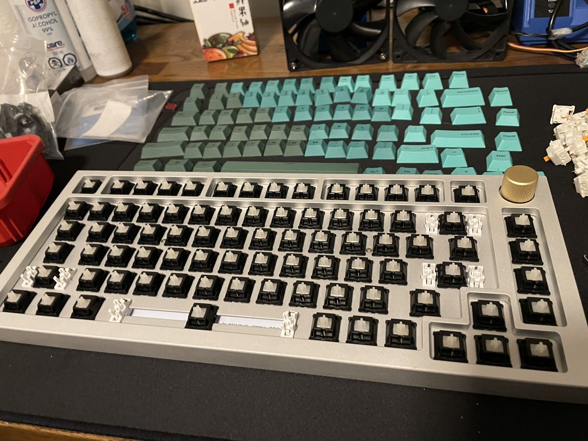 RobotoCompany's tweet photo. GMMK Pro I built for @KoreyMarkovic awhile back getting a switch swap to lubed POM Durocks. We love a good linear switch around here. https://t.co/l4c9cFzxbU
