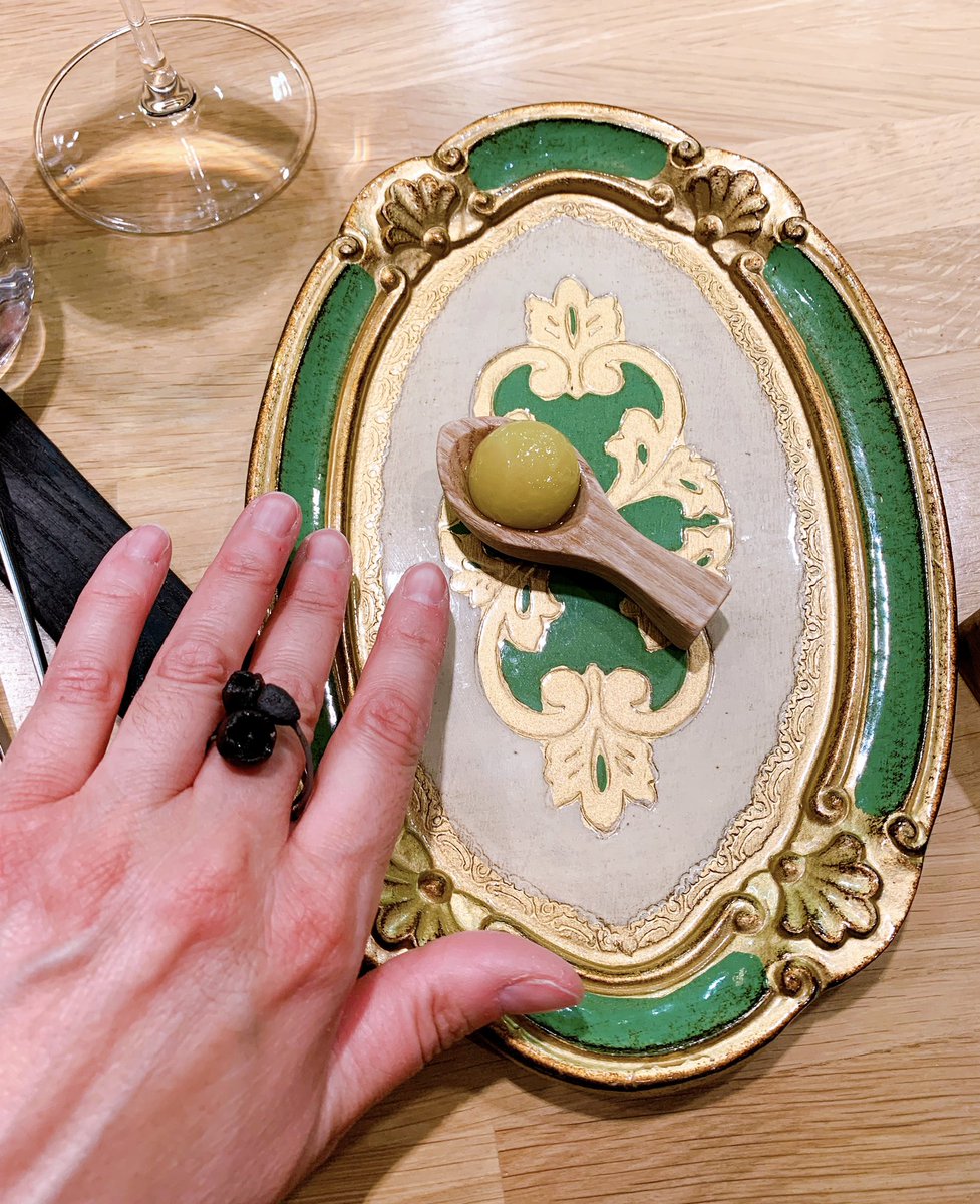 ML_Basile's tweet photo. Sapore deflagrante, inizio vivace. 
Il pallido verde dell’involucro riserva alle papille l’improvvisa e inaspettata detonazione del suo contenuto liquido, carico di sapore. È l’𝗢𝗟𝗜𝗩𝗔 𝘀𝗳𝗲𝗿𝗶𝗰𝗮 e si sugge da 𝗖𝗼𝗻𝗱𝗶𝘃𝗶𝗱𝗲𝗿𝗲
#condividere #torino #atavola #cheftable https://t.co/qLtnrJUbe8