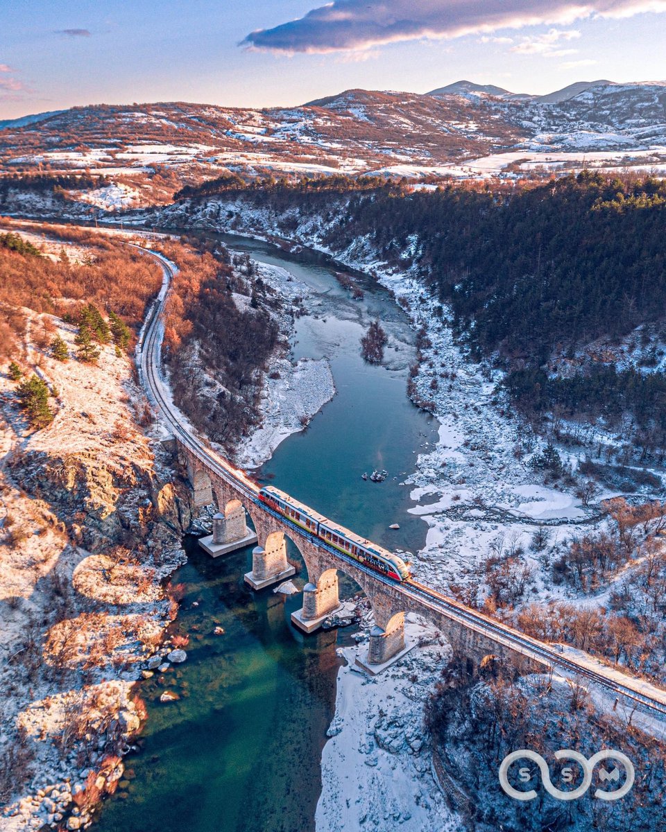 IvanGaidarov's tweet photo. The #railway bridge over #Varbitsa river near #Momchilgrad.

Comparative #drone views of the area in two different seasons.

#Bulgaria 🇧🇬

📷 Kiril Penev (spring), Kalin Botev (winter) for South Style Movies https://t.co/rviCaTI8oC