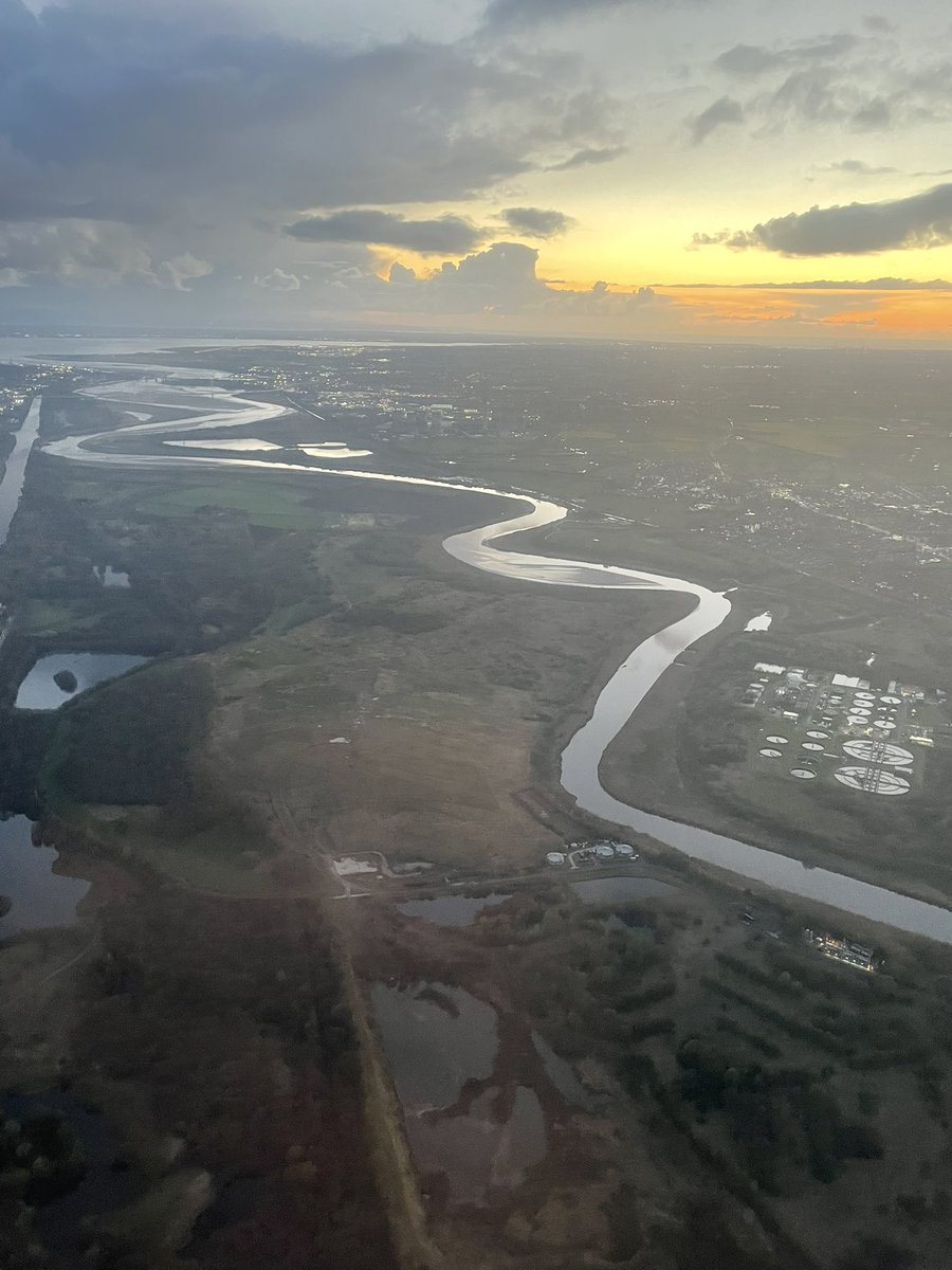 r_green24's tweet image. Buzzing after my flight back from #CWW2022. Followed Shelduck mig route from Wadden Sea -&amp;gt; @WWTMartinMere. Saw moult sites @ both ends &amp;amp; the wind farms that are working hard to offset my carbon miles. Birds eye view will help me interpret my results though! #phdlife @_BTO @SEG_UL