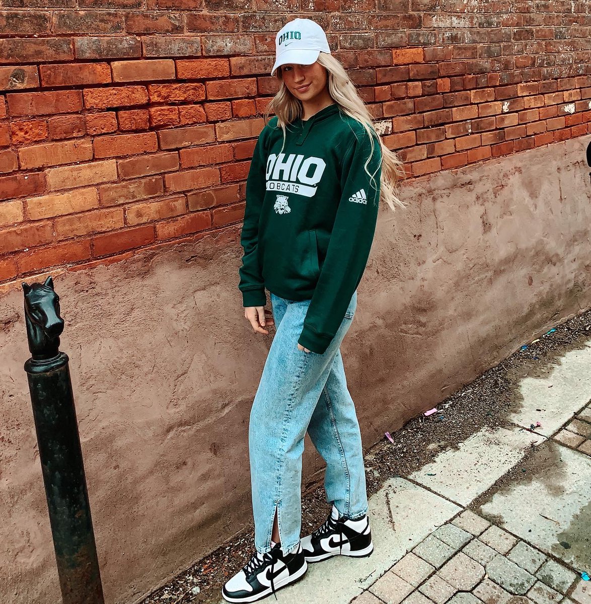 WinzelerChariti's tweet photo. I’m so excited to announce that I’ve committed to play division 1 volleyball at Ohio University!! Feeling so blessed!!💚
#ouohyeah @OhioVolleyball https://t.co/g5fhPnM0lS