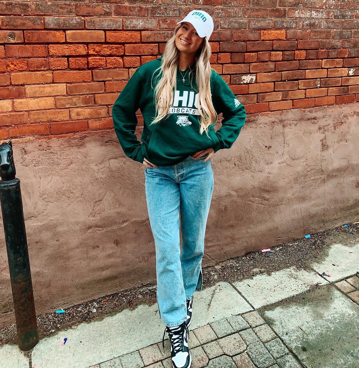 WinzelerChariti's tweet photo. I’m so excited to announce that I’ve committed to play division 1 volleyball at Ohio University!! Feeling so blessed!!💚
#ouohyeah @OhioVolleyball https://t.co/g5fhPnM0lS