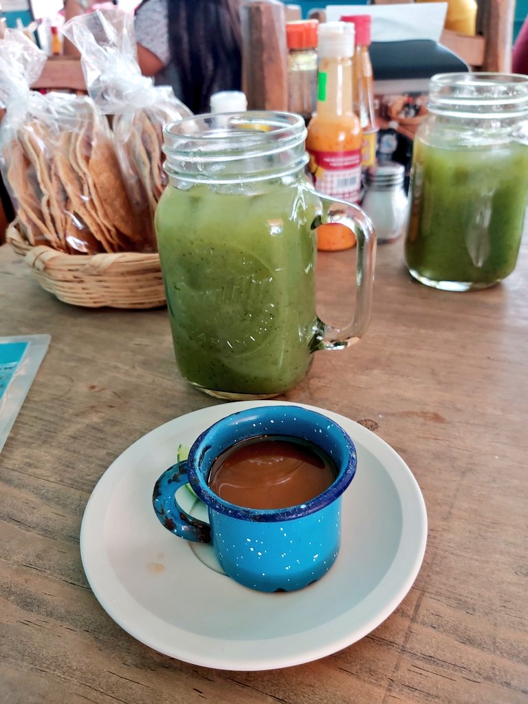 Eloy_Arellano's tweet photo. Después de mucho tiempo y por cuestiones de salud, hoy podemos volver a saborear los deliciosos platillos y bebidas de @ALATOSTADA este viernes déjense venir están hasta 5 PM y para el calor la rica agua de pepino con hierbabuena #delicia #mariscos #botanera #camaronypulpopesocos https://t.co/ba1oD6uDMl