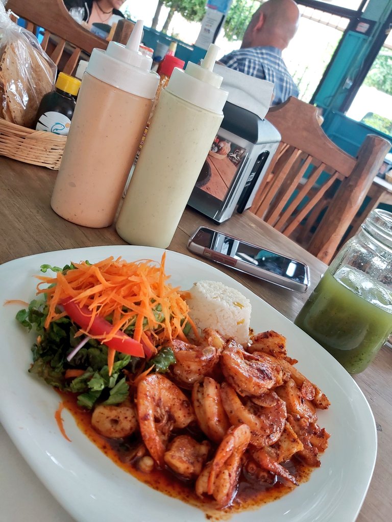 Eloy_Arellano's tweet photo. Después de mucho tiempo y por cuestiones de salud, hoy podemos volver a saborear los deliciosos platillos y bebidas de @ALATOSTADA este viernes déjense venir están hasta 5 PM y para el calor la rica agua de pepino con hierbabuena #delicia #mariscos #botanera #camaronypulpopesocos https://t.co/ba1oD6uDMl