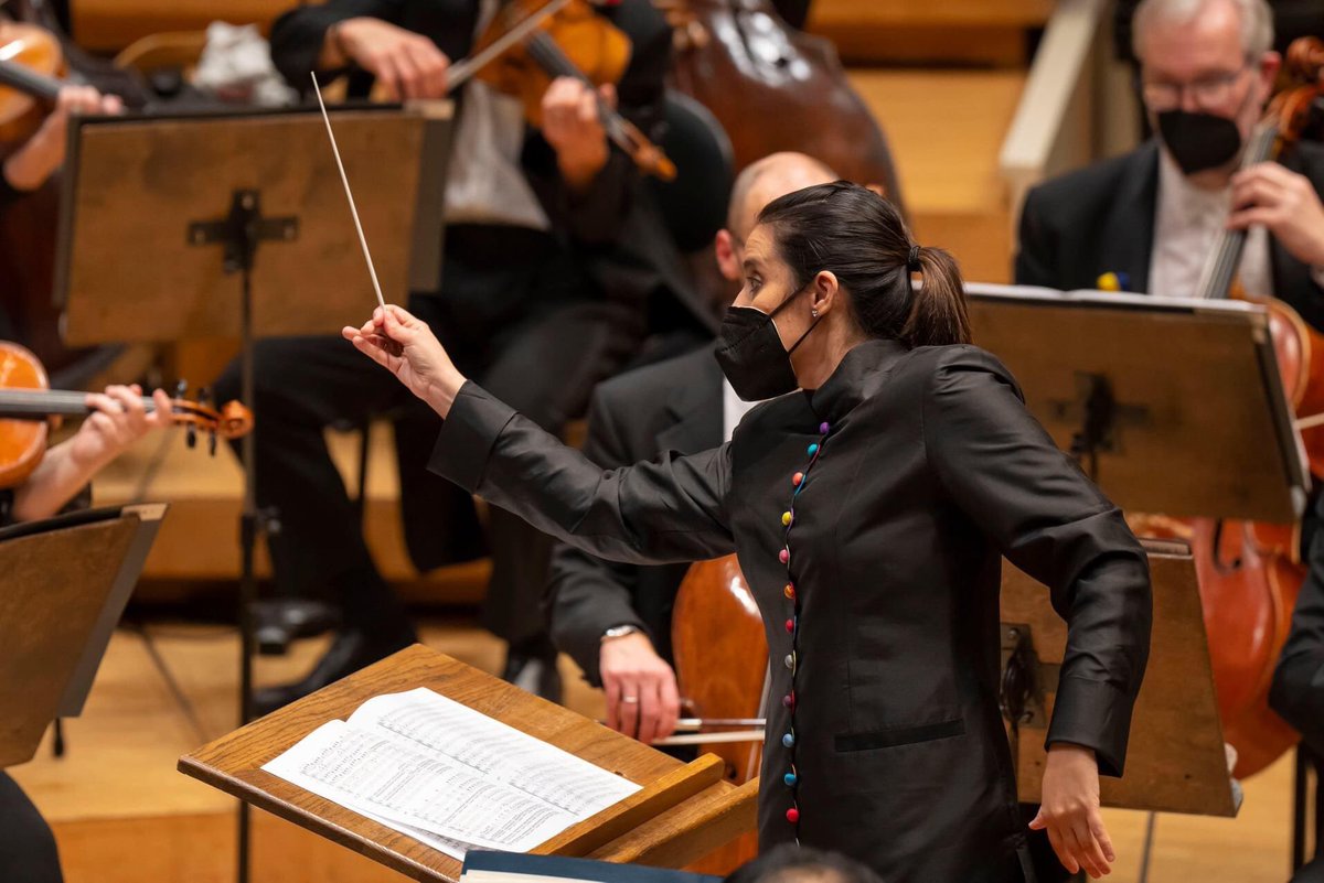 lauritzen_brian's tweet photo. This is a @Linitaconductor Appreciation Tweet. She recently became the first Latina woman to conduct the @chicagosymphony and is leading the CSO again this weekend. 🙌🙌🙌

📸 Todd Rosenberg for the CSO https://t.co/8brKpxPQbX