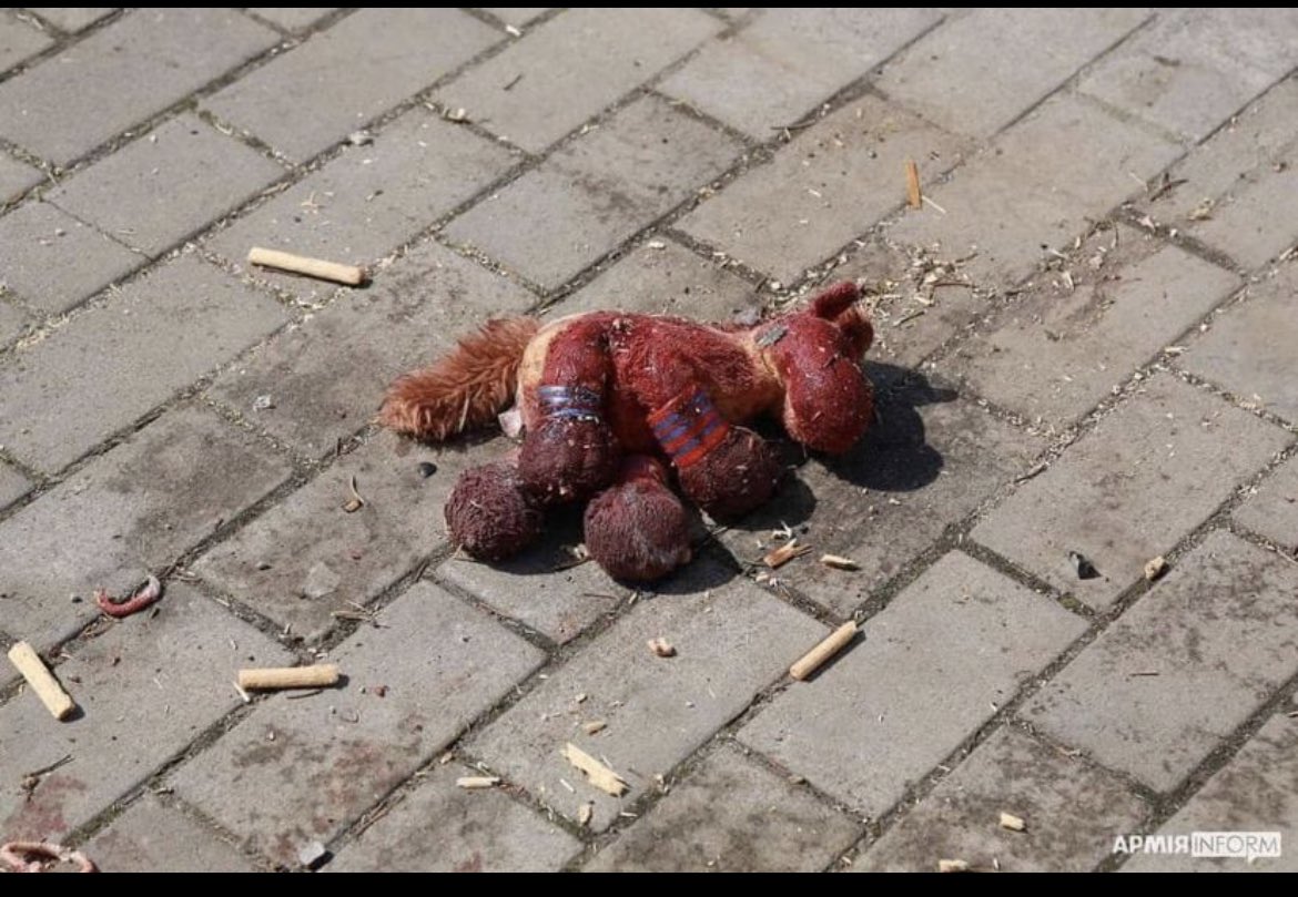 CRCScriptor's tweet image. Krigens grusomhed og rædsler i et stærkt billede….hvordan kan ondskaben blive så stærk 😞😢😭 #UkraineUnderAttack #Ukraine #Kramatorsk
