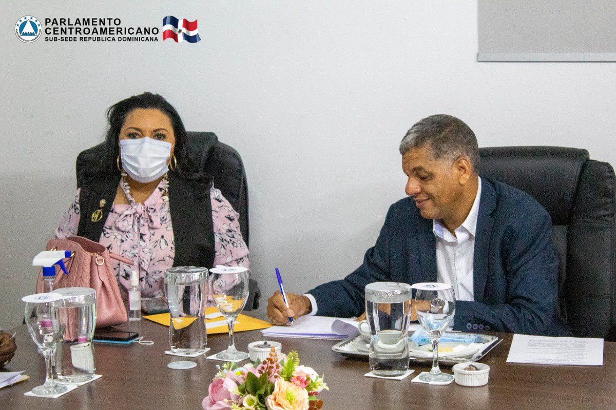 JuanVenturaU's tweet photo. Participando en la reunión de bancada @PARLACENRD #Diputado #Parlacen https://t.co/FUPUVvWQdu
