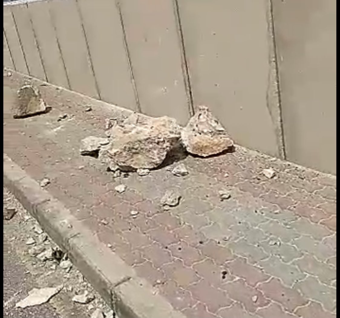 AljazerNetwork's tweet photo. أنهيار جبلي مجددا في طريق صوقرة الساحلي بولاية الجازر وسط مطالبات متكررة من الأهالي بصيانة الطريق وإعادة تأهيله! مع العلم نزلت مناقصة 2018  لصيانة الأنهيارات الجبلية  ولكن لم ترى النور وخطورت انهيار الصخور على الطريق مستمرة ! وهنا مشاهد من أضرار  اليوم  !
@mtcitoman 
@KShammakhi https://t.co/CUZomWRmz9
