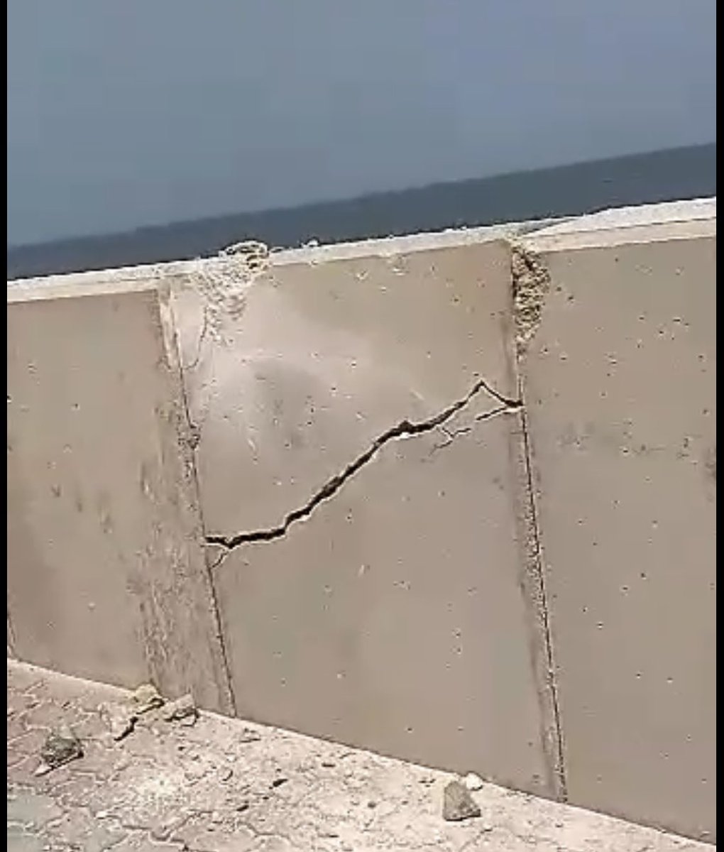 AljazerNetwork's tweet photo. أنهيار جبلي مجددا في طريق صوقرة الساحلي بولاية الجازر وسط مطالبات متكررة من الأهالي بصيانة الطريق وإعادة تأهيله! مع العلم نزلت مناقصة 2018  لصيانة الأنهيارات الجبلية  ولكن لم ترى النور وخطورت انهيار الصخور على الطريق مستمرة ! وهنا مشاهد من أضرار  اليوم  !
@mtcitoman 
@KShammakhi https://t.co/CUZomWRmz9