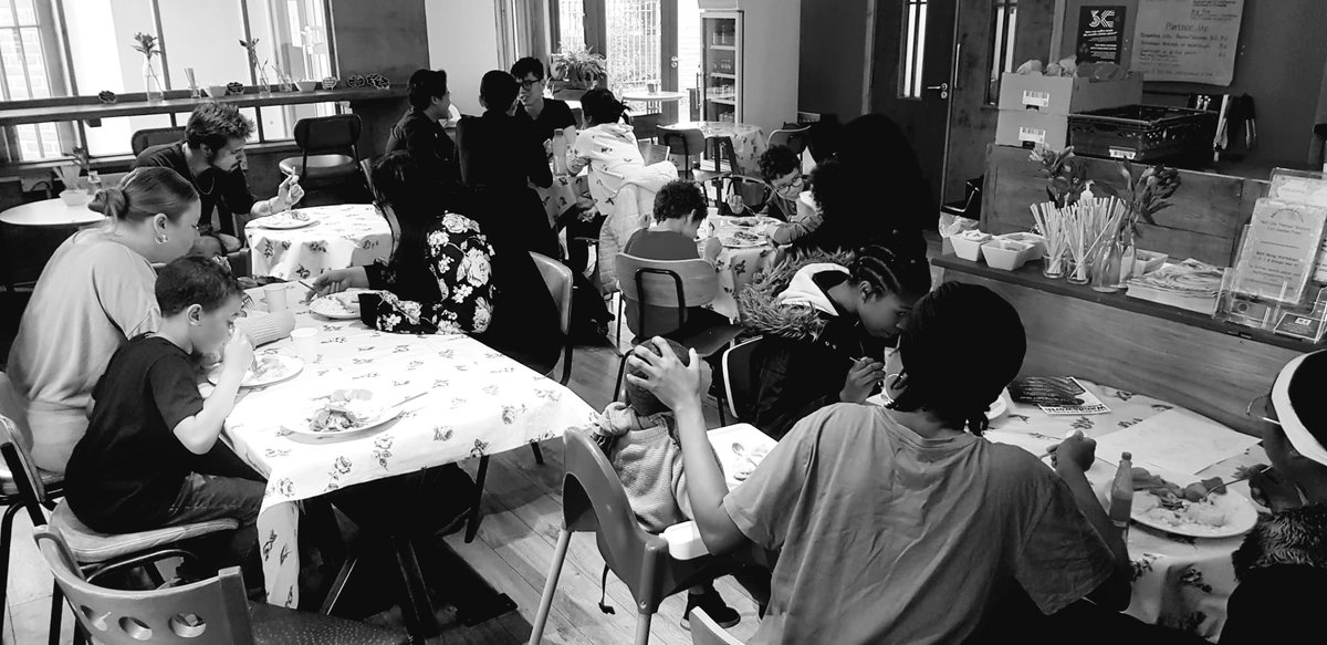 kft2021_'s tweet photo. Keeping Families Together and Streetlytes working in partnership to support vulnerable families and young people that live in Wandsworth Borough. Thank you to Streetlytes that prepare freshly cooked free hot meals every Fridays afternoons from 4pm to 6pm. https://t.co/t82E00BZQq