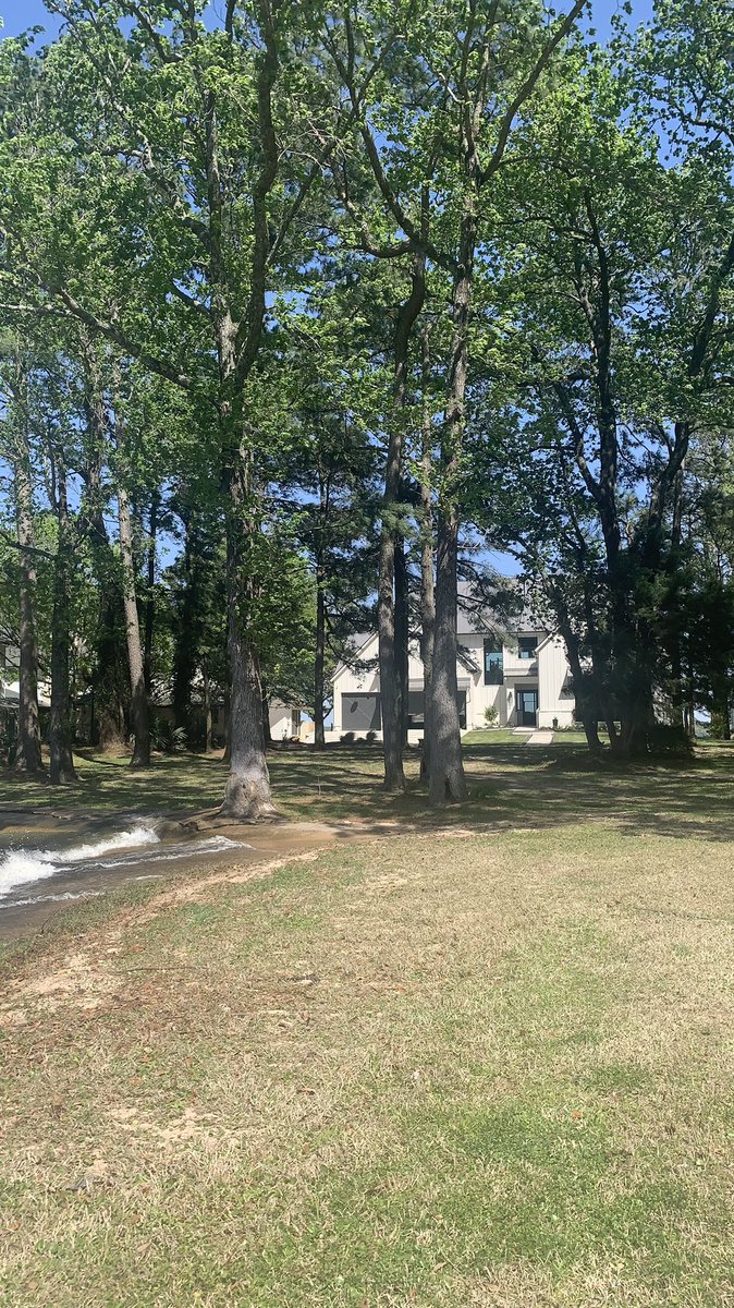 TheRoyerCo's tweet photo. Blue skies. Cool breeze. Crashing waves. The weekend. Living the lake life. #Montgomery #Texas https://t.co/c7djeMCUpR