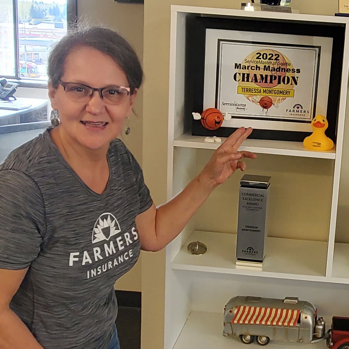 SM_of_Seattle's tweet photo. It is ALWAYS a great day and fun to award our March Madness Tournament overall winner. Our 2022 Champion is Terressa Montgomery! Took time to sit and visit with her today. She is really a kick and truly knowledgeable and insightful. She does the Farmers brand proud. And we are https://t.co/76iiRqSK2R