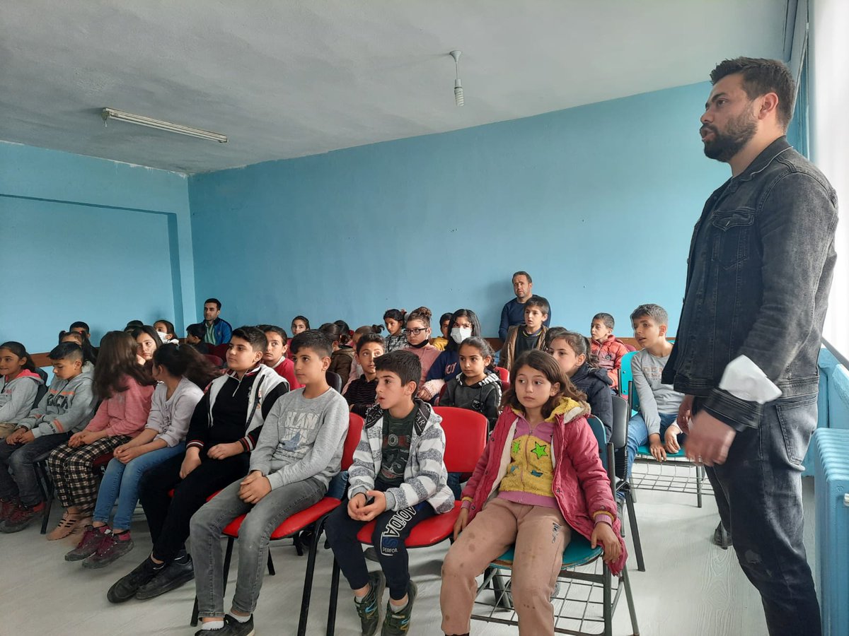 Veysel Karani Ortaokulu Rehber Öğretmeni Eshabi GÜL, Baykan HEM koordinatörlüğünde Bağımlılıkla Mücadele Seminerini öğrencilerimize verdi. @baykan_mem <a href="/dnzdp1979/">Deniz Edip</a> <a href="/esref_altun/">Mehmet Eşref Altun</a> <a href="/BaykanHalk/">BAYKAN HALK EGITIMI MERKEZI</a> <a href="/mem_siirt/">Siirt İl Millî Eğitim Müdürlüğü</a> <a href="/tcmeb/">Millî Eğitim Bakanlığı</a>