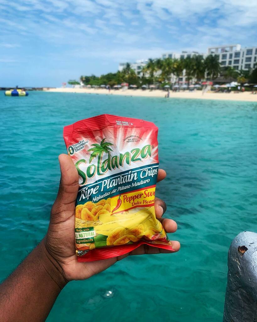 Lumos7's tweet photo. These #BananaChips are nice @soldanzasnacks 👌🏾 the fish love em too 😅
#montegobay #snacks #doctorscave #beach #jamaica https://t.co/zsAPL2kKFN

😋Please follow my foodie page for more content like this 🍛 : https://t.co/a5kUEigeG1 https://t.co/AsVOwdVY2J