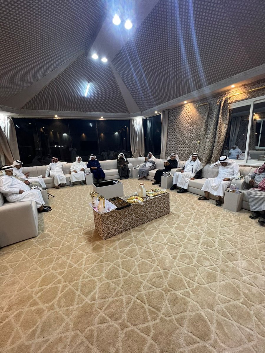 RezamTanmiah's tweet photo. في أمسية جميلة وبحضور نائب قبيلة بني رزام الشيخ سعيد بن عفتان إجتمع نخبة من أهالي بني رزام في مجلس وقار الذي أعدته لهم لجنة التنمية الإجتماعية الأهلية ببني رزام كأحد برامج اللجنة في خدمة المجتمع https://t.co/3AZjCwpf3B
